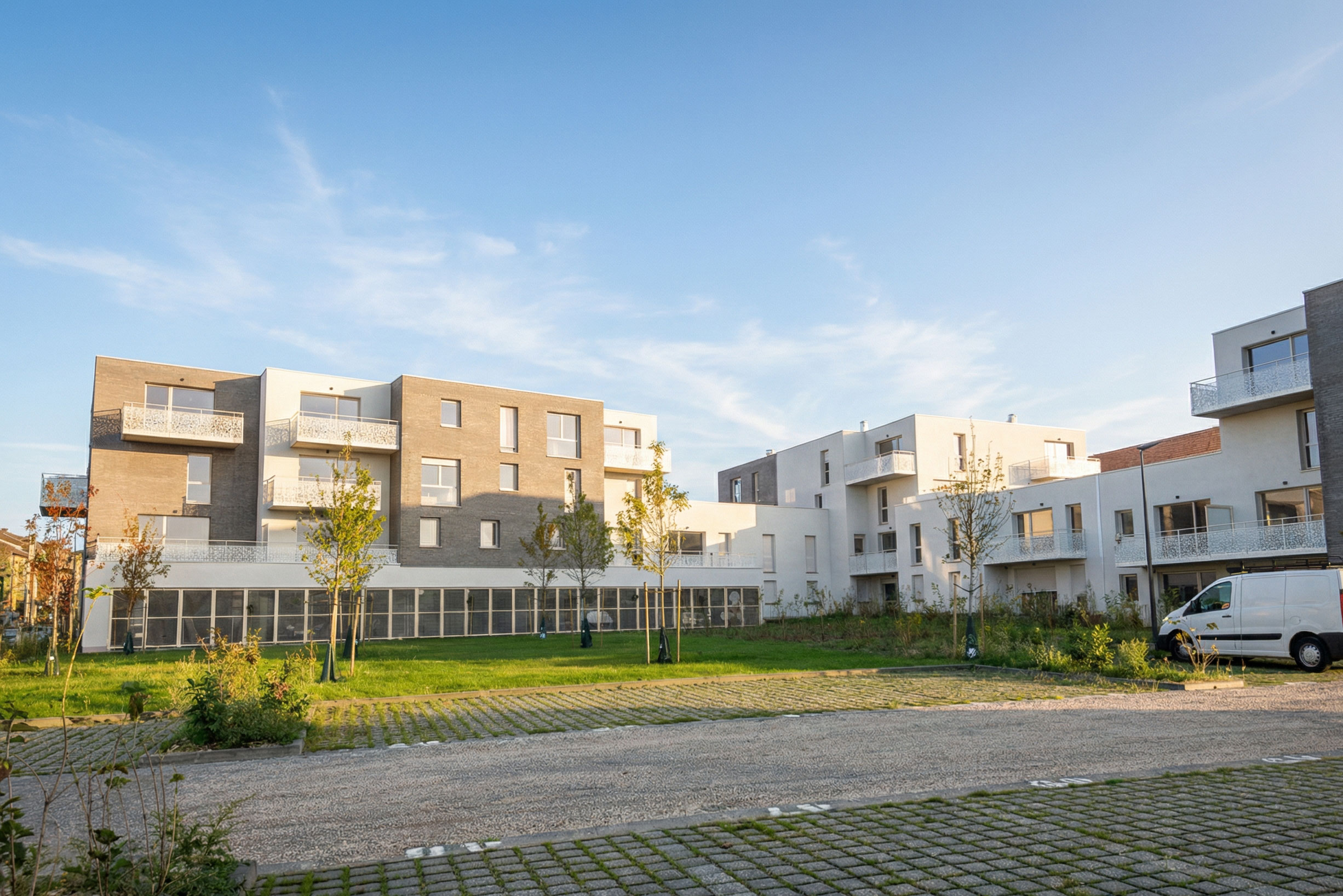 Vue du coeur d'ilot de l'opération Flanelle à Wattrelos : 69 logements collectifs avec toitures végétalisées et îlot paysager central, projet de reconversion ZAC La Lainière - Handouche & Bréard architectes
